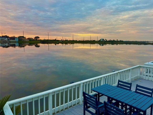 10429 Schaper Road, Galveston, TX 77554