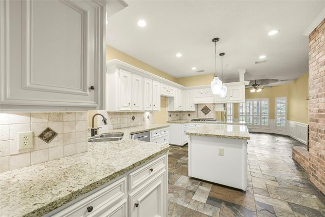 15 Crestone Place, The Woodlands, TX 77381