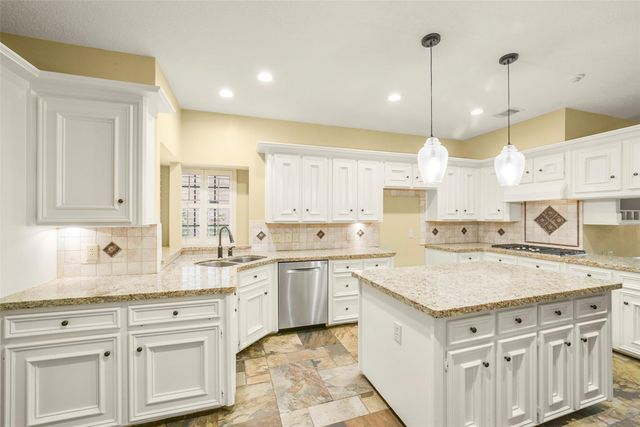 15 Crestone Place, The Woodlands, TX 77381