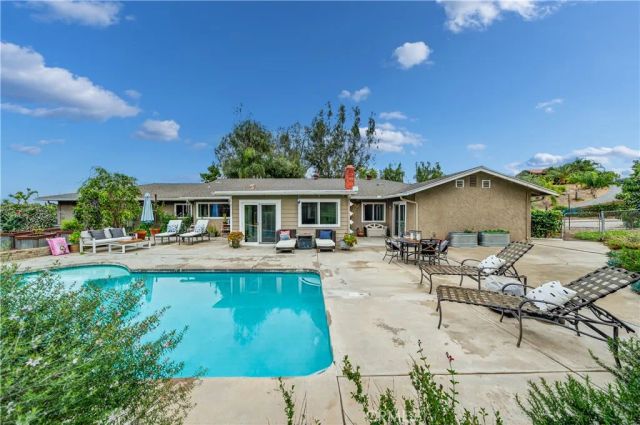 20705 Onaknoll, Lake Mathews, CA 92570