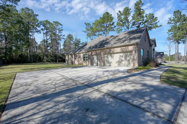 17585 Country Meadow, Magnolia, TX 77355