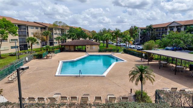 700 SW 137th Avenue 215H, Pembroke Pines, FL 33027