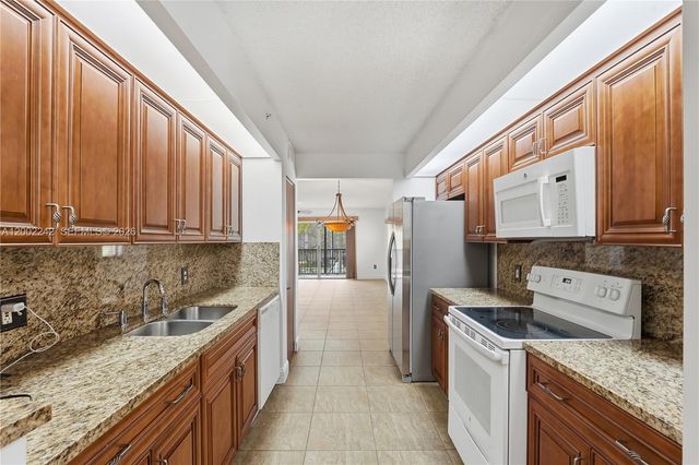 700 SW 137th Avenue 215H, Pembroke Pines, FL 33027