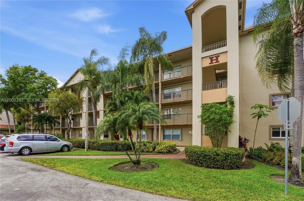 700 SW 137th Avenue 215H, Pembroke Pines, FL 33027