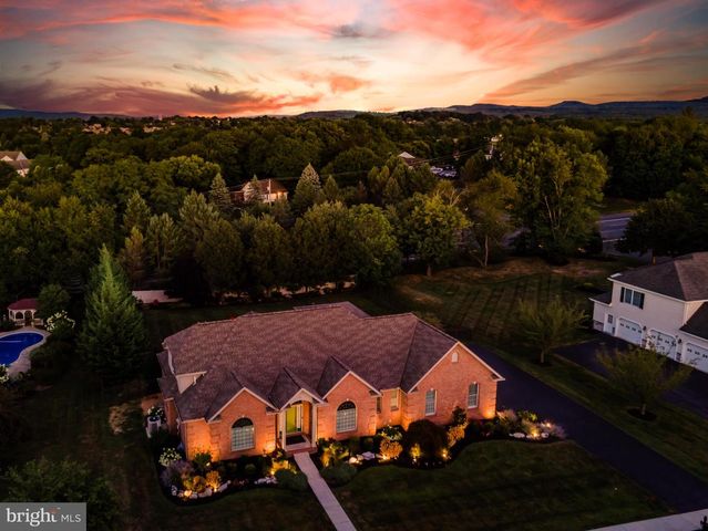 33 EMLYN LANE, Mechanicsburg, PA 17055