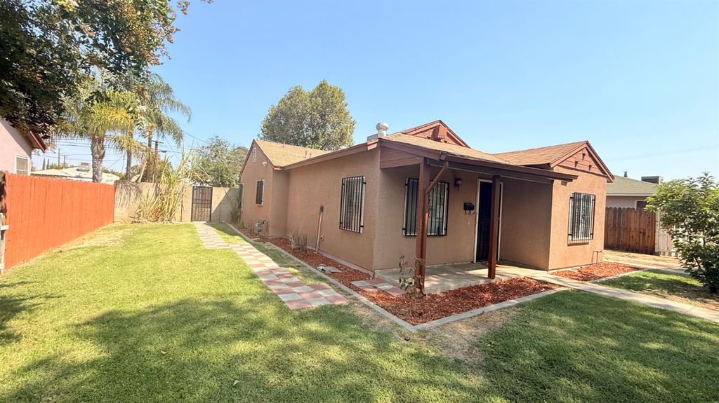 Image 1 of property listing at 3517 E Lamona Avenue, Fresno, CA 93703