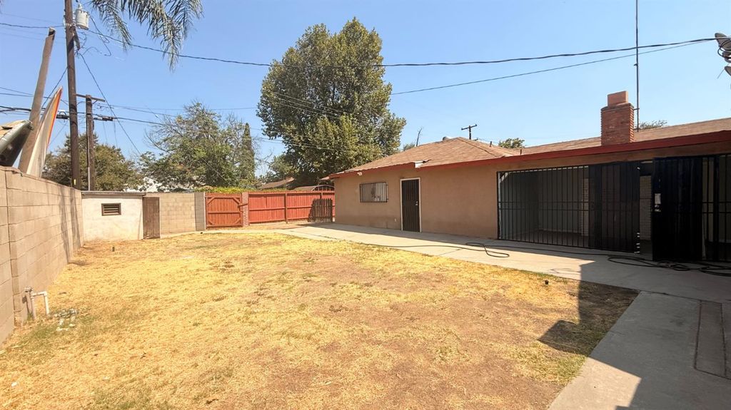 Image 10 of property listing at 3517 E Lamona Avenue, Fresno, CA 93703
