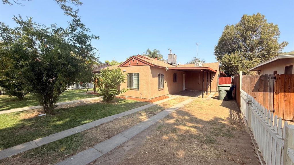 Image 2 of property listing at 3517 E Lamona Avenue, Fresno, CA 93703