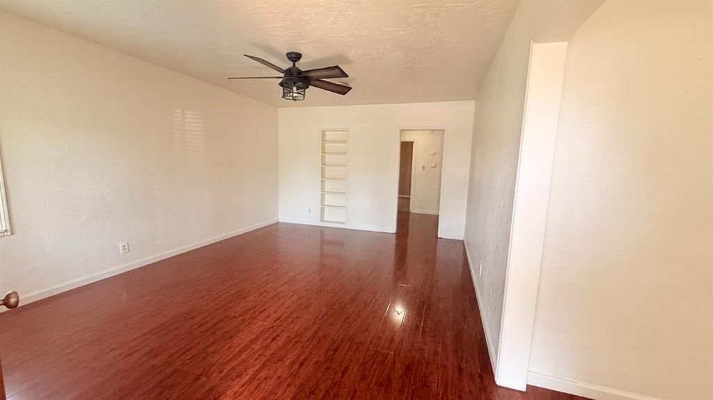 Image 3 of property listing at 3517 E Lamona Avenue, Fresno, CA 93703