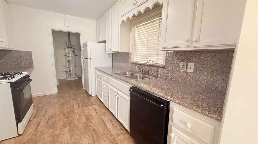 Image 5 of property listing at 3517 E Lamona Avenue, Fresno, CA 93703