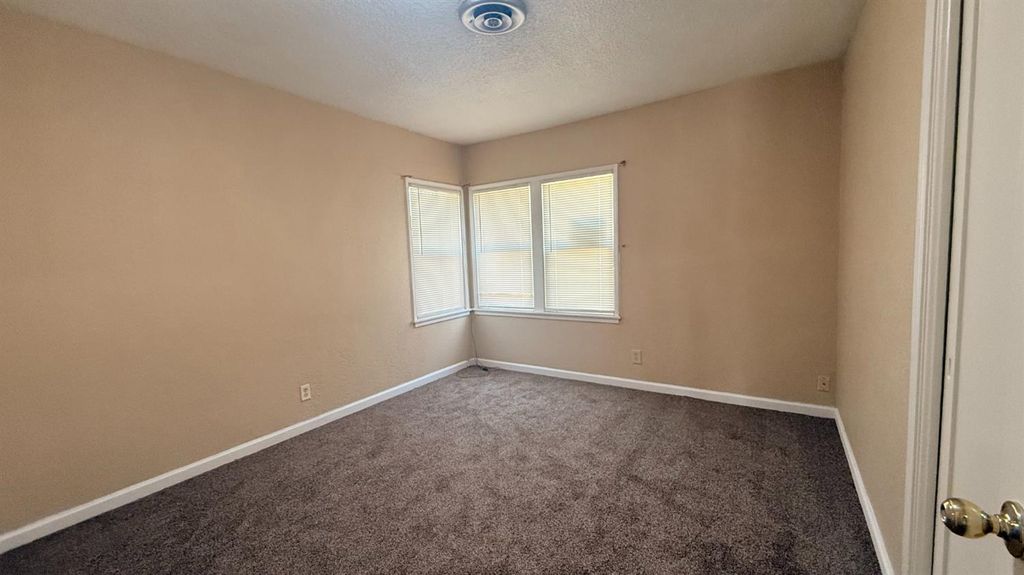 Image 6 of property listing at 3517 E Lamona Avenue, Fresno, CA 93703