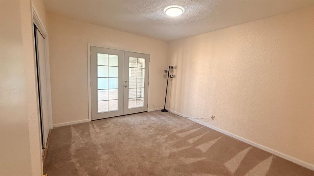 Image 7 of property listing at 3517 E Lamona Avenue, Fresno, CA 93703