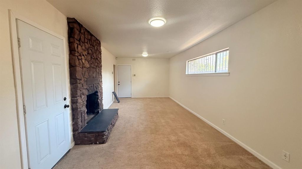 Image 9 of property listing at 3517 E Lamona Avenue, Fresno, CA 93703