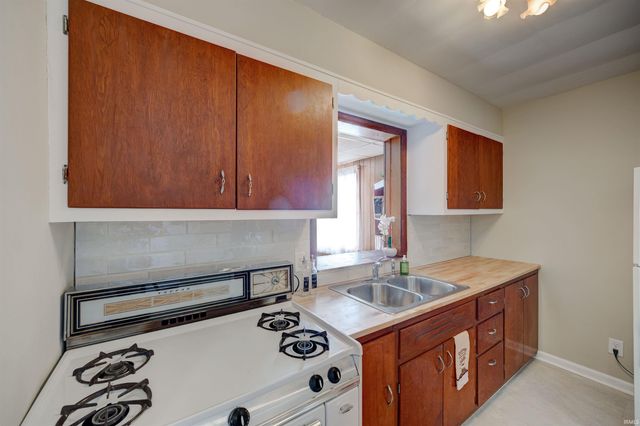 1101 Ravenswood Drive, Evansville, IN 47714