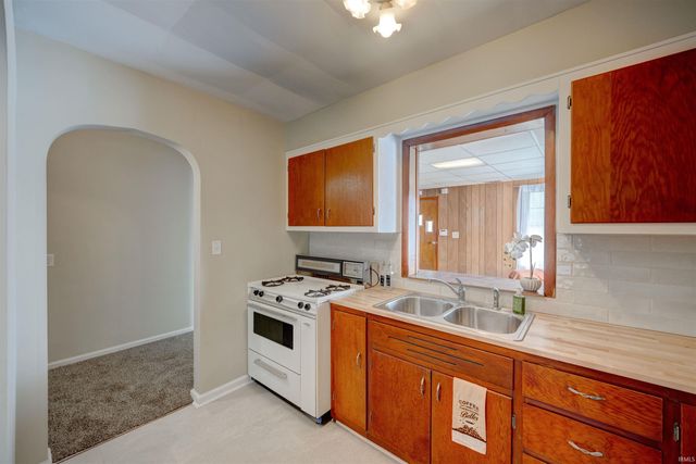 1101 Ravenswood Drive, Evansville, IN 47714