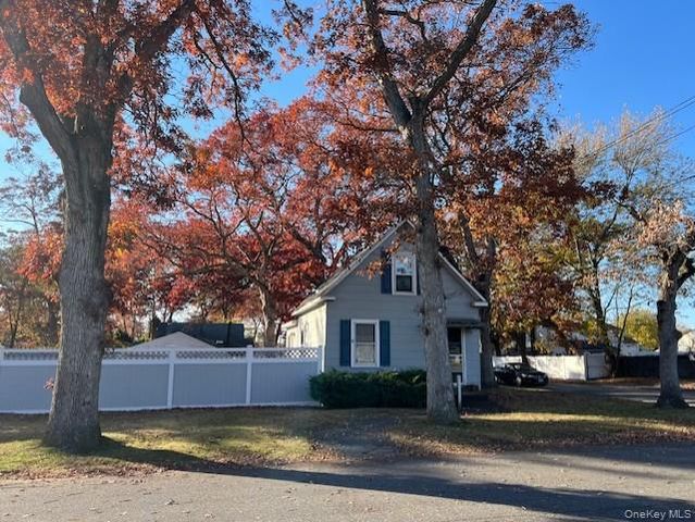 6 Dunwoodie Avenue, West Islip, NY 11795