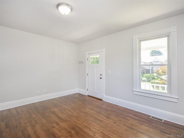 114 Sea Cliff Avenue apt. 1, Glen Cove, NY 11542
