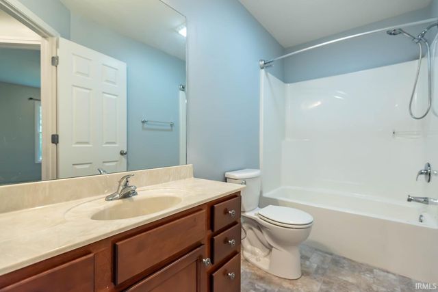 5704 W Vinca Ln, Ellettsville, IN 47429