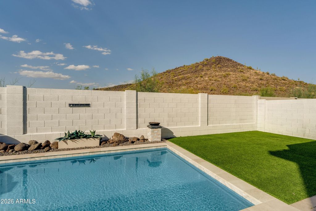Image 14 of property listing at 1644 E CIELO GRANDE Avenue, Phoenix, AZ 85024