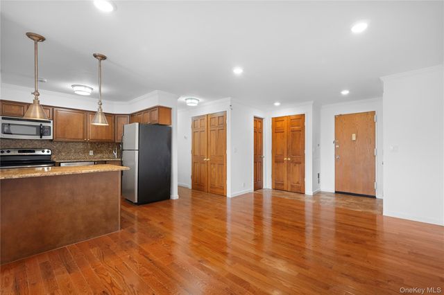 141 Great Neck Road 2G, Great Neck, NY 11021