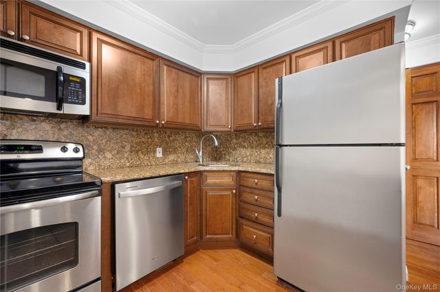 141 Great Neck Road 2G, Great Neck, NY 11021