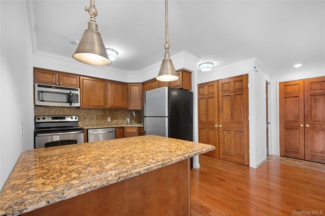 141 Great Neck Road 2G, Great Neck, NY 11021