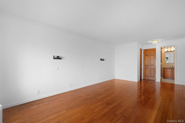 141 Great Neck Road 2G, Great Neck, NY 11021