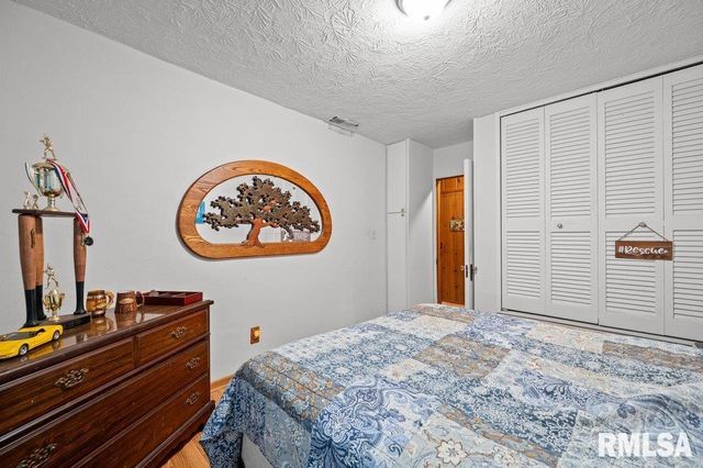 9821 ROUTE 150 Route E, Coal Valley, IL 61240