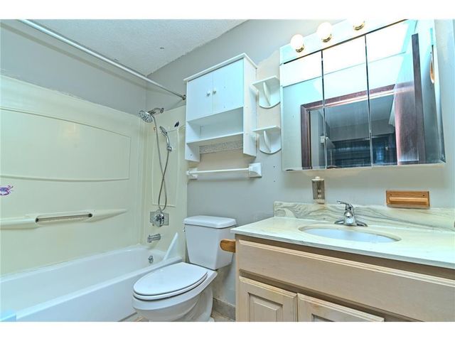 1601 N Innsbruck Dr 319, Fridley, MN 55432