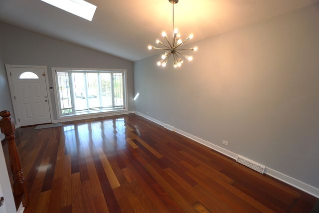 203 Valerie Court, Glenview, IL 60025