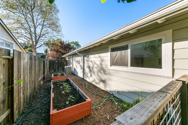 2216 La Mesa Ct, Davis, CA 95618