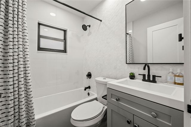 133 Wickliffe DR, Naples, FL 34110