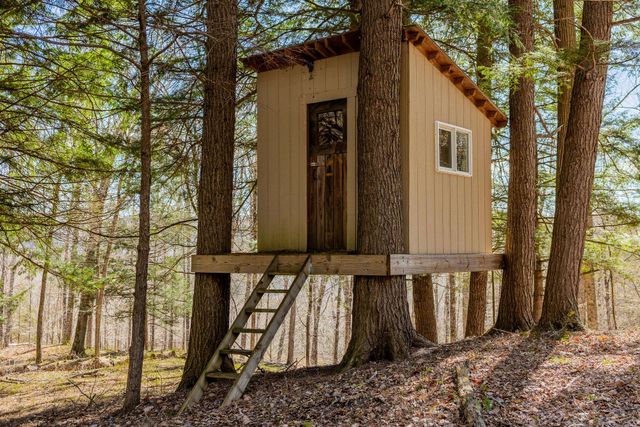 334 Log Cabin Drive, Pomfret, VT 05067