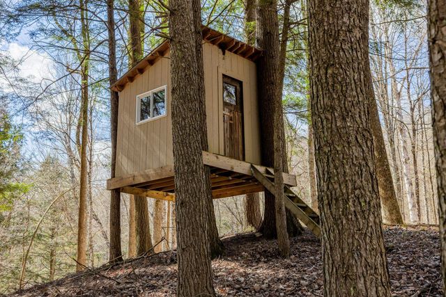 334 Log Cabin Drive, Pomfret, VT 05067