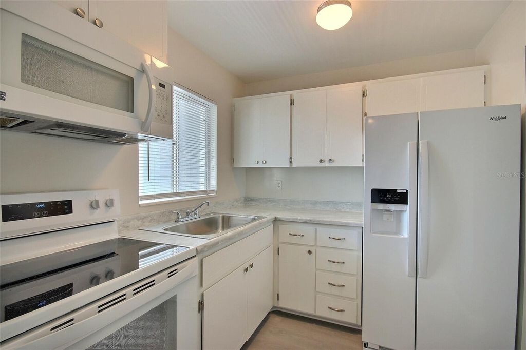 Image 5 of property listing at 1631 LEISURE DRIVE M36, Bradenton, FL 34207