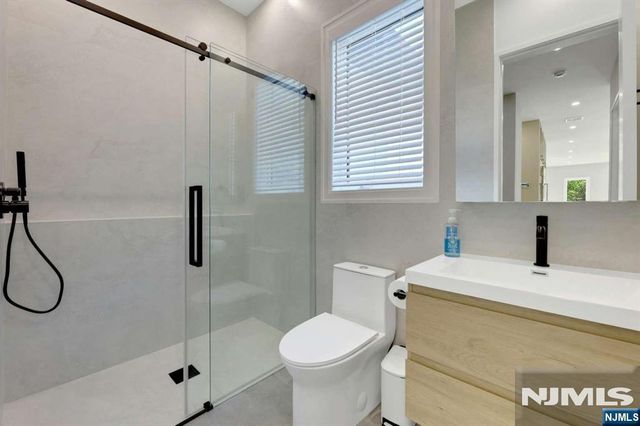 8 Ann Street, Old Tappan, NJ 07675