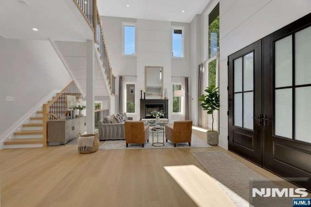 8 Ann Street, Old Tappan, NJ 07675