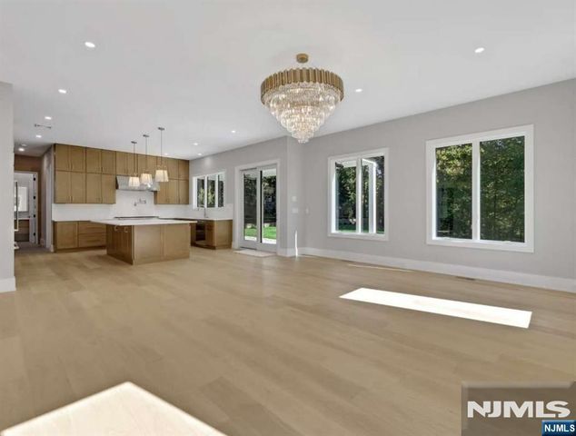 8 Ann Street, Old Tappan, NJ 07675