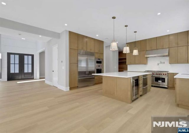 8 Ann Street, Old Tappan, NJ 07675