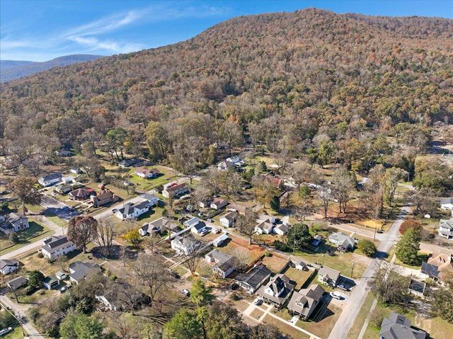 606 Holly Avenue, South Pittsburg, TN 37380