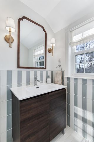 25 Roxbury Road, Scarsdale, NY 10583