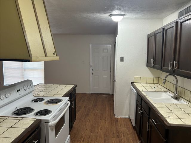 1826 Legend Drive, Garland, TX 75040