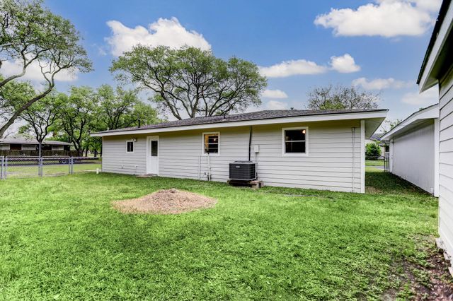 1717 11th Street N, Texas City, TX 77590
