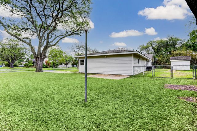 1717 11th Street N, Texas City, TX 77590