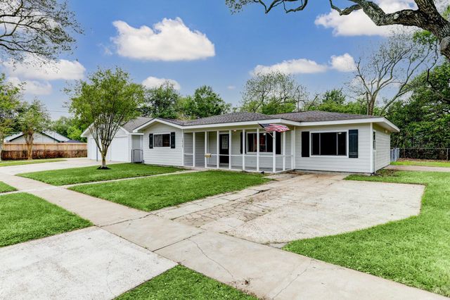 1717 11th Street N, Texas City, TX 77590