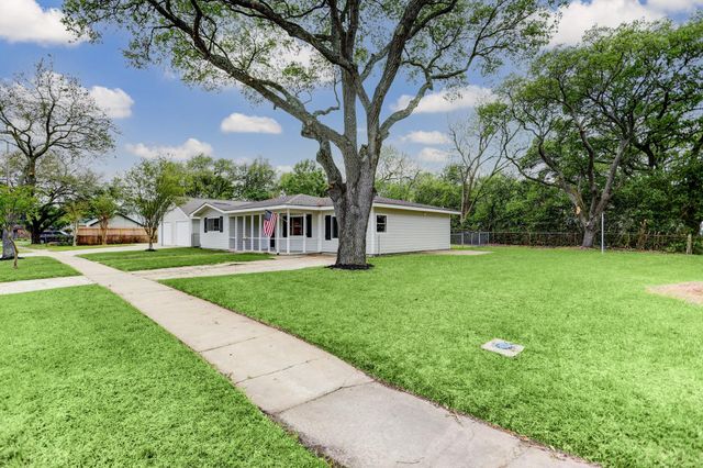 1717 11th Street N, Texas City, TX 77590