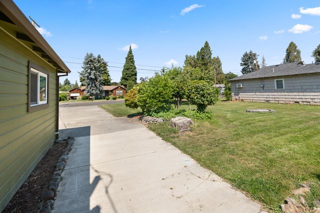 1611 Cloverlawn Drive, Grants Pass, OR 97527
