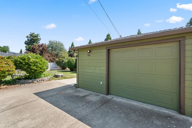 1611 Cloverlawn Drive, Grants Pass, OR 97527