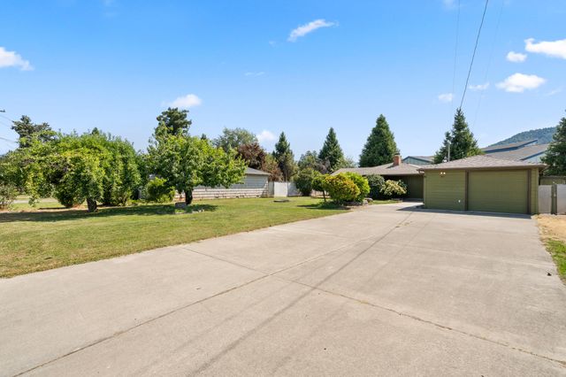 1611 Cloverlawn Drive, Grants Pass, OR 97527