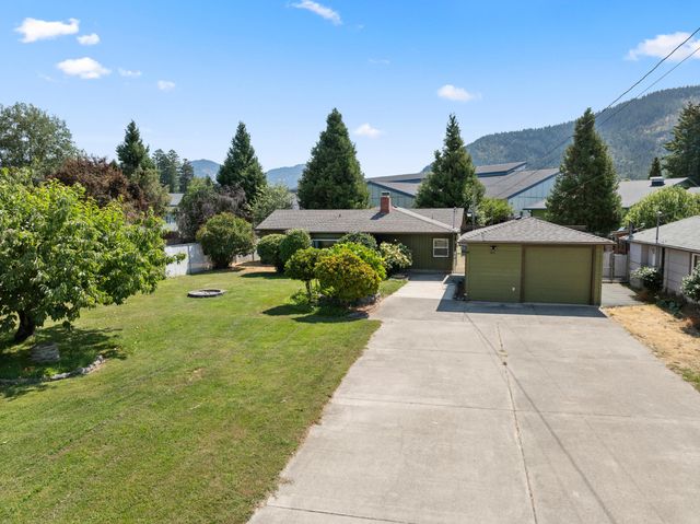 1611 Cloverlawn Drive, Grants Pass, OR 97527